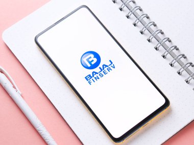 Assam, Hindistan - 24 Eylül 2020: Bajaj finserv logosu telefon ekranı görüntüsü.
