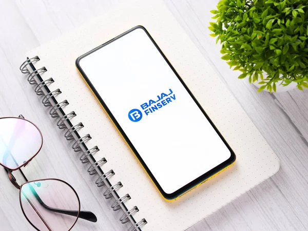 Assam, Hindistan - 24 Eylül 2020: Bajaj finserv logosu telefon ekranı görüntüsü.