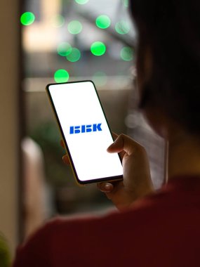 Assam, Hindistan - 15 Kasım 2020: Telefon ekranındaki BBK elektronik logosu.