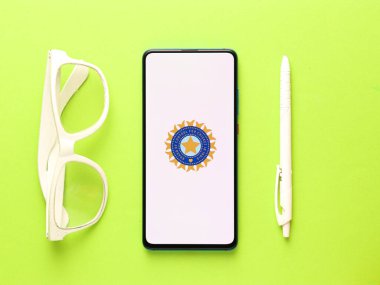 Assam, Hindistan - 27 Ağustos 2020: Telefon ekranı görüntüsünde Bcci logosu.