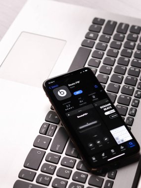 Assam, Hindistan - 30 Mart 2021: Telefon ekranındaki logodan daha iyi.
