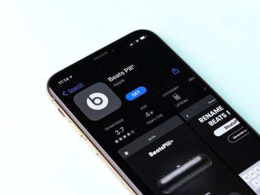 Assam, Hindistan - 30 Mart 2021: Telefon ekranındaki logodan daha iyi.