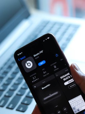 Assam, Hindistan - 30 Mart 2021: Telefon ekranındaki logodan daha iyi.