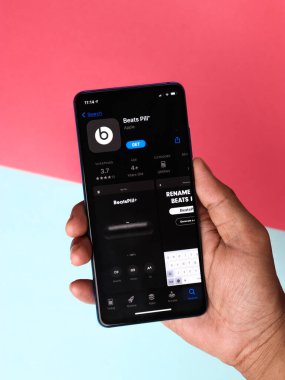 Assam, Hindistan - 30 Mart 2021: Telefon ekranındaki logodan daha iyi.
