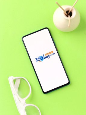 Assam, Hindistan - 18 Mayıs 2021: 360buy.com logosu telefon ekranı görüntüsü.