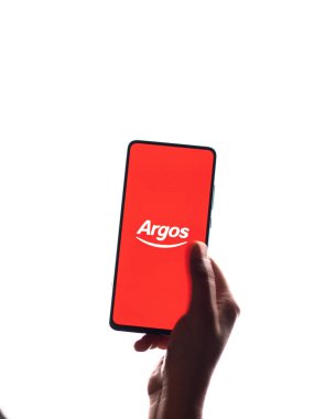 Assam, Hindistan - 18 Mayıs 2021: Telefon ekranında Argos logosu.
