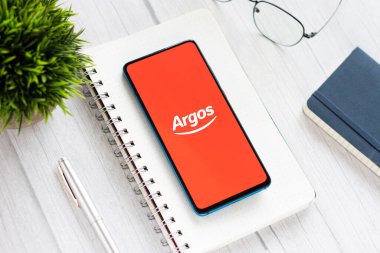 Assam, Hindistan - 18 Mayıs 2021: Telefon ekranında Argos logosu.