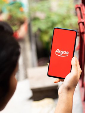 Assam, Hindistan - 18 Mayıs 2021: Telefon ekranında Argos logosu.