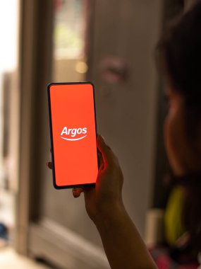 Assam, Hindistan - 18 Mayıs 2021: Telefon ekranında Argos logosu.