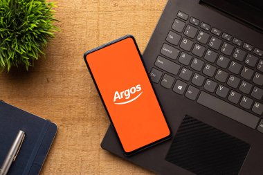 Assam, Hindistan - 18 Mayıs 2021: Telefon ekranında Argos logosu.