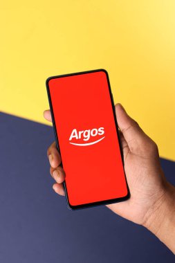 Assam, Hindistan - 18 Mayıs 2021: Telefon ekranında Argos logosu.