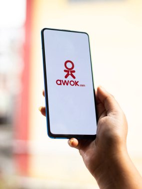 Telefon ekranındaki Awok logosu.