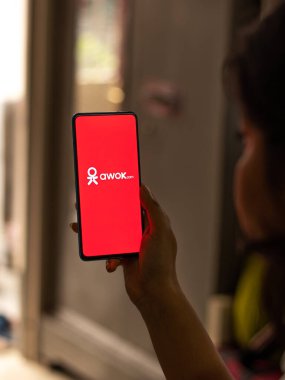 Telefon ekranındaki Awok logosu.