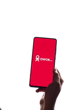 Telefon ekranındaki Awok logosu.