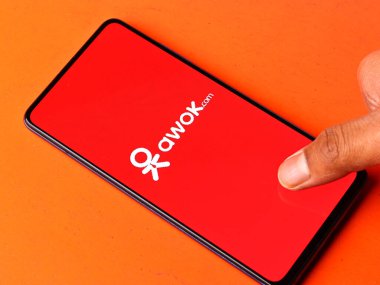 Telefon ekranındaki Awok logosu.