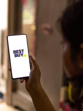 Telefon ekranındaki Best Buy logosu.