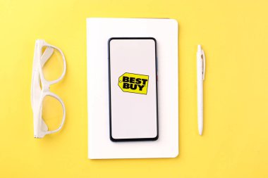 Telefon ekranındaki Best Buy logosu.