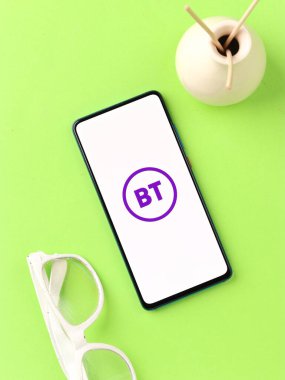 Assam, Hindistan - 18 Mayıs 2021: Telefon ekranı görüntüsünde BT Grubu logosu.