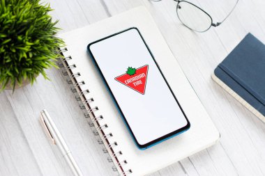 Assam, Hindistan - 18 Mayıs 2021: Telefon ekranında Kanada Lastiği logosu.