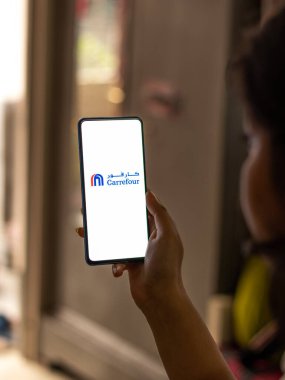 Assam, Hindistan - 18 Mayıs 2021: Telefon ekranı görüntüsünde Carrefour logosu.