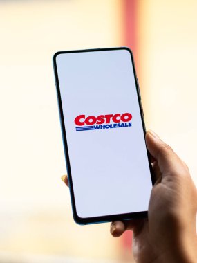 Assam, Hindistan - 18 Mayıs 2021: Telefon ekranında Costco logosu.