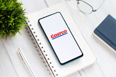 Assam, Hindistan - 18 Mayıs 2021: Telefon ekranında Costco logosu.