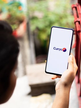 Assam, Hindistan - 18 Mayıs 2021: Telefon ekranında Currys logosu.