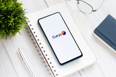 Assam, Hindistan - 18 Mayıs 2021: Telefon ekranında Currys logosu.