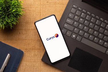 Assam, Hindistan - 18 Mayıs 2021: Telefon ekranında Currys logosu.