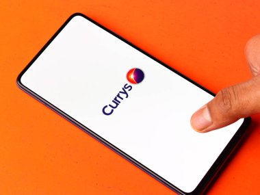 Assam, Hindistan - 18 Mayıs 2021: Telefon ekranında Currys logosu.