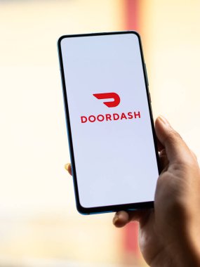 Assam, Hindistan - 18 Mayıs 2021: Telefon ekranı görüntüsünde kapı paneli logosu.