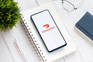 Assam, Hindistan - 18 Mayıs 2021: Telefon ekranı görüntüsünde kapı paneli logosu.