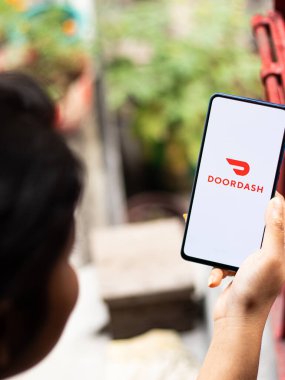 Assam, Hindistan - 18 Mayıs 2021: Telefon ekranı görüntüsünde kapı paneli logosu.