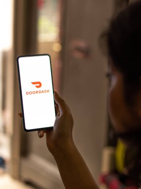 Assam, Hindistan - 18 Mayıs 2021: Telefon ekranı görüntüsünde kapı paneli logosu.