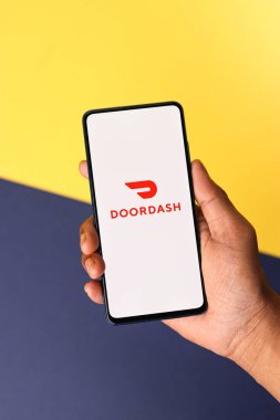 Assam, Hindistan - 18 Mayıs 2021: Telefon ekranı görüntüsünde kapı paneli logosu.