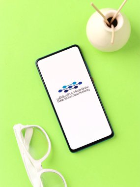 Assam, Hindistan - 18 Mayıs 2021 Dubai Silikon Oasis Authority logosu telefon ekranı görüntüsü.