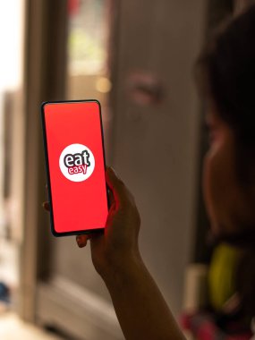 Assam, Hindistan - 18 Mayıs 2021: Telefon ekranında Kolay Logo Ye.