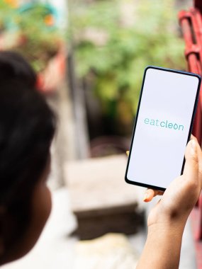 Assam, Hindistan - 18 Mayıs 2021: Telefon ekranında temiz logo.