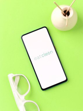 Assam, Hindistan - 18 Mayıs 2021: Telefon ekranında temiz logo.