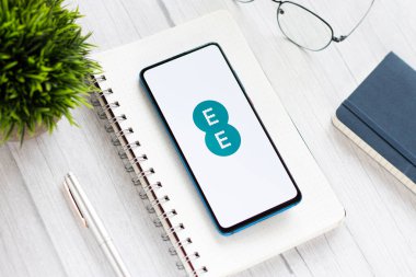 Assam, Hindistan - 18 Mayıs 2021: Telefon ekranında her yerde logo var.