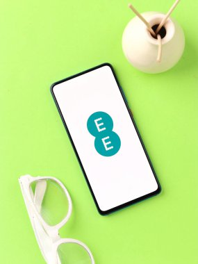 Assam, Hindistan - 18 Mayıs 2021: Telefon ekranında her yerde logo var.