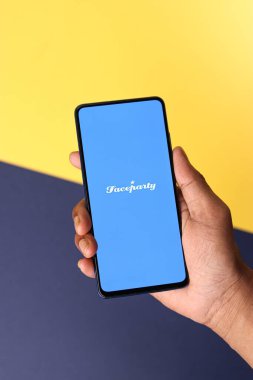 Assam, Hindistan - 18 Mayıs 2021: Telefon ekranında Faceparty logosu.