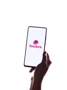 Assam, Hindistan - 18 Mayıs 2021: Telefon ekranı görüntüsünde Foodora logosu.