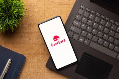 Assam, Hindistan - 18 Mayıs 2021: Telefon ekranı görüntüsünde Foodora logosu.
