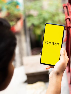 Assam, Hindistan - 18 Mayıs 2021: Telefon ekranında sonsuza dek 21 logo.