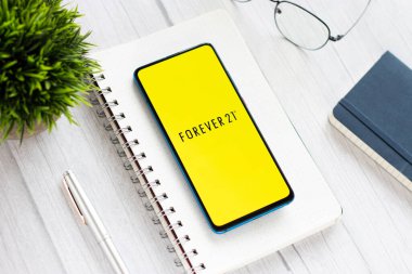 Assam, Hindistan - 18 Mayıs 2021: Telefon ekranında sonsuza dek 21 logo.