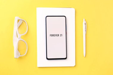 Assam, Hindistan - 18 Mayıs 2021: Telefon ekranında sonsuza dek 21 logo.