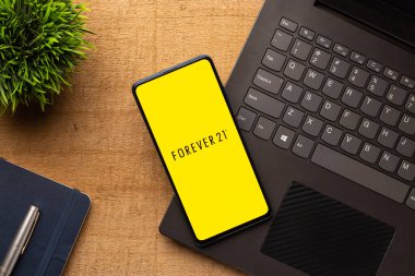 Assam, Hindistan - 18 Mayıs 2021: Telefon ekranında sonsuza dek 21 logo.