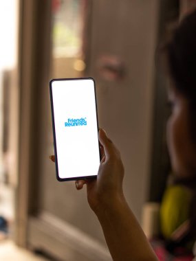 Assam, Hindistan - 18 Mayıs 2021: Telefon ekranı görüntüsünde Arkadaşlar Tekrar Birleşti.