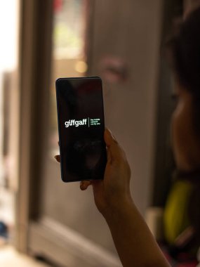 Assam, Hindistan - 18 Mayıs 2021: Telefon ekranında Giffgaff logosu.